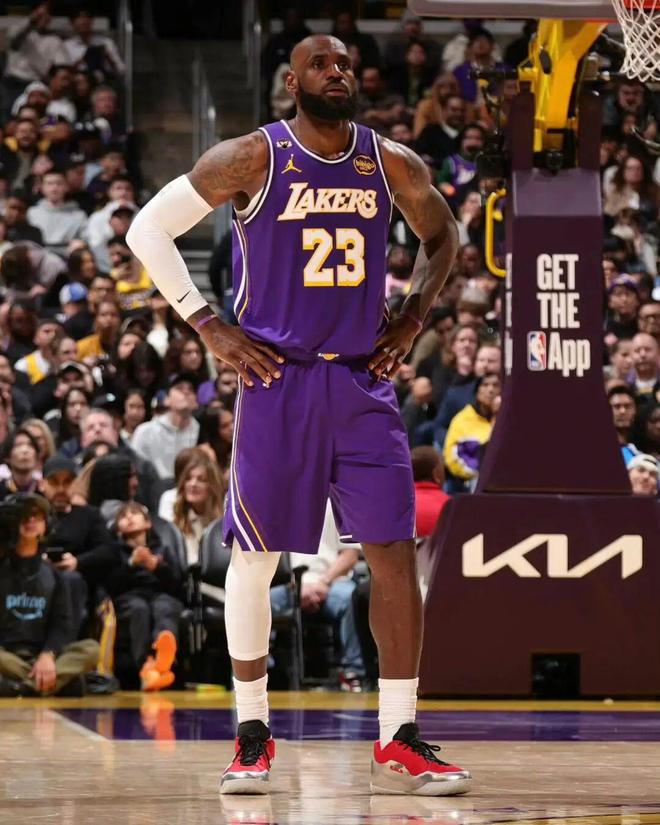 这也行？詹姆斯在拜仁比赛中惊艳表现字母哥在篮网比赛中败北，赛后托特纳姆绝杀压哨的简单介绍