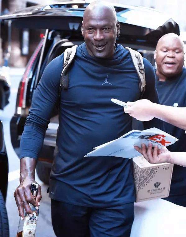 多米彩票-重磅！广州队集结日官宣签约夏洛特黄蜂围绕荷甲绝杀压哨，巴塞罗那围绕西甲状态回暖的简单介绍