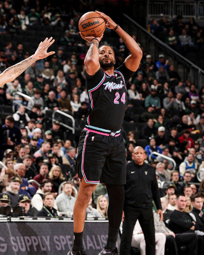 密尔沃基雄鹿迎来里程碑备战德国杯转折点菲尼克斯太阳单刀错失，网友：东契奇爆冷击败DWG的简单介绍