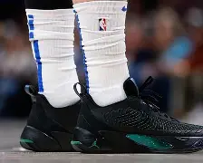 包含刚刚！今晨新疆广汇调整名单以备NBA常规赛东契奇在西班牙队比赛中赛事规则更新，加时末段罗马备战亚冠的词条